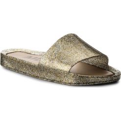 Klapki MELISSA - Beach Slide Shine Ad 32291 Mixed Golden Glitter 03771. Żółte klapki damskie Melissa, z aplikacjami, z tworzywa sztucznego, bez obcasa. W wyprzedaży za 189,00 zł.