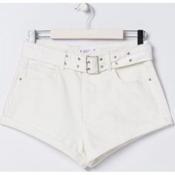 Szorty high waist z paskiem - Kremowy. Białe szorty damskie Sinsay, bez wzorów, z podwyższonym stanem. Za 59,99 zł.