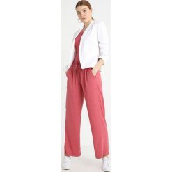 Betty & Co Żakiet bright white. Białe kurtki damskie Betty & Co, bez wzorów, z elastanu. Za 649,00 zł.