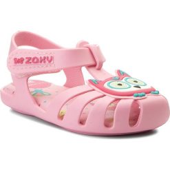 Sandały ZAXY - Glow In The Dark Baby 82443 Light Pink 90163 AA385004 33411. Różowe sandały dziewczęce Zaxy, z tworzywa sztucznego, bez zapięcia. Za 119,00 zł.