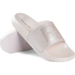 Klapki Calvin Klein Jeans. Różowe klapki damskie bez wzorów, z jeansu, bez obcasa. Za 159,00 zł.