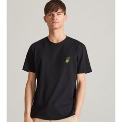 T-shirt z minimalistycznym haftem - Czarny. Czarne t-shirty męskie Reserved, s, z haftami, bez kołnierzyka. Za 49,99 zł.