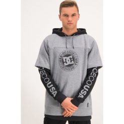 Komplet 2 bluz DC Dryden EDYFT03442. Pomarańczowe bluzy męskie DC, m, bez wzorów, z poliesteru, bez kołnierzyka, bez rękawów, bez kaptura. W wyprzedaży za 289,00 zł.