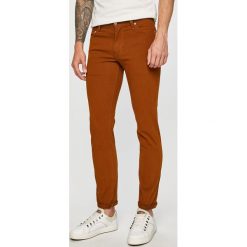 Levi's - Spodnie. Pomarańczowe spodnie męskie Levi's®, na co dzień, s, bez wzorów, z elastanu, casualowe. W wyprzedaży za 179,90 zł.