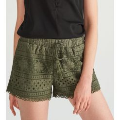 Koronkowe szorty - Khaki. Brązowe szorty damskie Reserved, s, bez wzorów, z koronki. Za 59,99 zł.