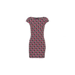 Sukienki krótkie Love Moschino W5A1700. Sukienki małe czarne marki Love Moschino, z krótkim rękawem. Za 475,30 zł.