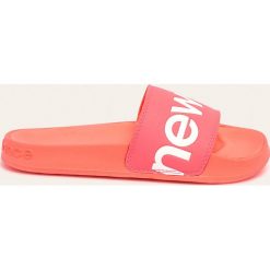New Balance - Klapki SWF200G1. Różowe klapki damskie New Balance, bez wzorów, z materiału, bez obcasa, na obcasie. W wyprzedaży za 109,90 zł.