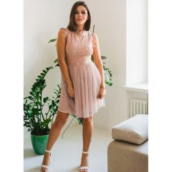SUKIENKA VALERIA BEIGE - S. Brązowe sukienki damskie Fanaberia.com, na wesele, s, w koronkowe wzory, z koronki, eleganckie, bez kołnierzyka, z długim rękawem, długie, maxi. Za 169,00 zł.