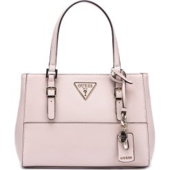 Guess Carys Torebka Różowy. Różowe torebki klasyczne damskie Guess, w paski, z materiału, bez dodatków. Za 528,95 zł.