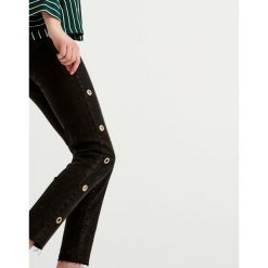 Jeansy skinny fit z oczkami. Czarne jeansy damskie marki Pull & Bear. Za 69,90 zł.