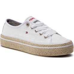 Espadryle TOMMY HILFIGER - Jute Detail Flatform Sneaker FW0FW04262 White 100. Białe espadryle damskie TOMMY HILFIGER, bez wzorów, z tworzywa sztucznego, bez obcasa, na płaskiej podeszwie. W wyprzedaży za 229,00 zł.