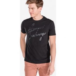 Armani Exchange Koszulka Czarny. Czarne podkoszulki męskie Armani Exchange, xl, z nadrukiem, z materiału, z krótkim rękawem. Za 257,95 zł.