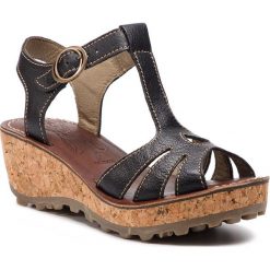 Sandały FLY LONDON - Gold Low P142736009 Black. Czarne klapki damskie Fly London, bez wzorów, ze skóry, bez obcasa, na obcasie. W wyprzedaży za 349,00 zł.