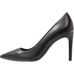 Calvin Klein ROXY Szpilki black. Czarne czółenka damskie na sylwestra Calvin Klein, bez wzorów, ze skóry ekologicznej, bez obcasa, na szpilce, bez zapięcia. Za 509,00 zł.