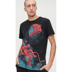 Koszulka z nadrukiem Space - Czarny. Czarne koszulki męskie Cropp, s, z nadrukiem, bez kołnierzyka, bez rękawów. W wyprzedaży za 39,99 zł.