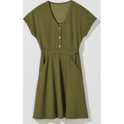Dzianinowa sukienka z guzikami - Khaki. Brązowe sukienki damskie Mohito, s, bez wzorów, z dzianiny, bez kołnierzyka, bez rękawów. Za 119,99 zł.