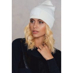 Calvin Klein Czapka Calvin Beanie W - White. Białe czapki zimowe damskie marki Calvin Klein, z aplikacjami, z dzianiny. W wyprzedaży za 73,48 zł.