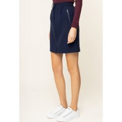 Spódnica mini Lacoste JF0571. Niebieskie spódniczki damskie Lacoste, bez wzorów, z elastanu, mini. W wyprzedaży za 289,00 zł.