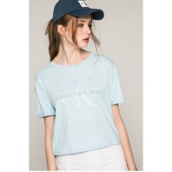 Calvin Klein Jeans - Top. Niebieskie topy damskie marki Calvin Klein Jeans, l, z nadrukiem, z bawełny, z okrągłym kołnierzem. W wyprzedaży za 159,90 zł.