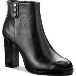 Botki JOOP! - Platia 4140003583 Black 900. Czarne botki damskie na obcasie marki JOOP!, z materiału. W wyprzedaży za 539,00 zł.