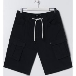 Szorty jogger z kieszeniami cargo - Czarny. Czarne spodenki i szorty męskie Sinsay, bez wzorów. Za 59,99 zł.