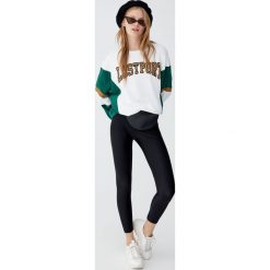 Legginsy z połyskiem. Czarne spodnie damskie Pull&Bear. Za 59,90 zł.