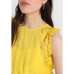 Sukienki hiszpanki: Sisley RUFFLE SHOULDER TIE WAIST SHIFT DRESS Sukienka letnia yellow