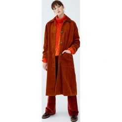 Długi płaszcz ze sztruksu. Pomarańczowe płaszcze damskie marki Pull&Bear, ze sztruksu, długie. Za 299,00 zł.