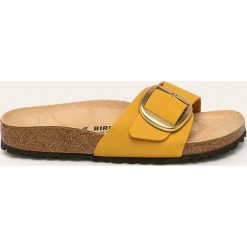 Birkenstock - Klapki skórzane Madrid Big Buckle. Żółte klapki damskie Birkenstock, bez wzorów, ze skóry, bez obcasa, na obcasie. Za 369,90 zł.