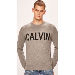 Calvin Klein Jeans - Sweter. Szare swetry męskie Calvin Klein Jeans, xl, bez wzorów, z elastanu, z okrągłym kołnierzem, bez kaptura. W wyprzedaży za 279,90 zł.