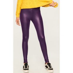 Woskowane legginsy - Fioletowy. Fioletowe legginsy Reserved, l. W wyprzedaży za 24,99 zł.