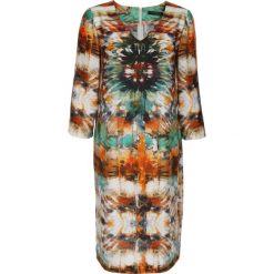 Sukienka batik. Sukienki damskie Vito Vergelis, z nadrukiem, z tkaniny, klasyczne, z klasycznym kołnierzykiem, bez rękawów. W wyprzedaży za 295,00 zł.
