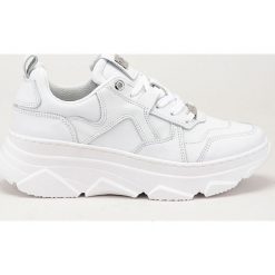 GOE - Buty skórzane. Białe buty sportowe damskie GOE, bez wzorów, ze skóry, sportowe. Za 399,90 zł.