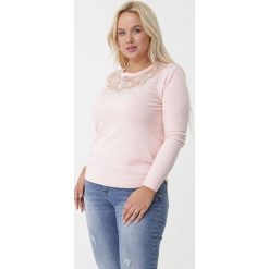 Jasnoróżowy Sweter Valkyria. Różowe swetry damskie Born2be, xl, z haftami, klasyczne, z długim rękawem, długie, bez kaptura. Za 79,99 zł.