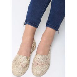 Złote Espadryle Love Me. Żółte espadryle damskie marki Born2be, w koronkowe wzory, z koronki, na płaskiej podeszwie. Za 24,99 zł.