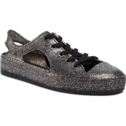 Sandały MELISSA - Star In Love Low Ad 32689 Black Glitter 50714. Szare klapki damskie Melissa, bez wzorów, z tworzywa sztucznego, bez obcasa. Za 299,00 zł.
