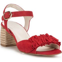 Buty damskie. Czarne klapki damskie Wittchen, w paski, ze skóry, bez obcasa, na obcasie. W wyprzedaży za 419,90 zł.