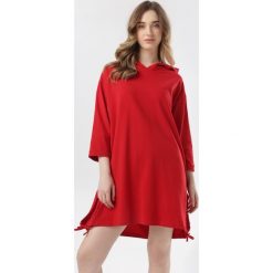 Czerwona Tunika Neridora. Czerwone tuniki damskie Born2be, xl, bez wzorów, bez kołnierzyka, bez rękawów. W wyprzedaży za 74,99 zł.