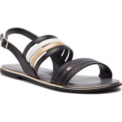 Sandały TOMMY HILFIGER - Strappy Flat Sandal FW0FW03667 Black 990. Czarne klapki damskie marki TOMMY HILFIGER, z aplikacjami, ze skóry ekologicznej, bez obcasa, na obcasie. Za 349,00 zł.