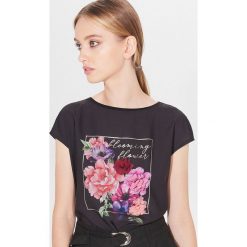 Koszulka z wiskozy - Czarny. Czarne koszulki damskie Mohito, xl, bez wzorów, z wiskozy, bez kołnierzyka, bez rękawów. Za 59,99 zł.