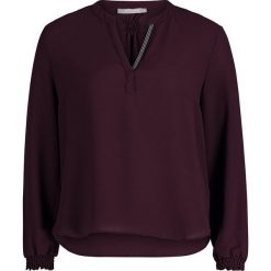 Bluzka w kolorze bordowym. Czerwone bluzki damskie Betty & Co, bez wzorów, bez kołnierzyka, bez rękawów. W wyprzedaży za 99,95 zł.