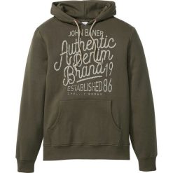 Bluza z kapturem bonprix ciemnooliwkowy z nadrukiem. Zielone bluzy męskie bonprix, s, z nadrukiem, z kapturem, bez rękawów, z kapturem. Za 74,99 zł.