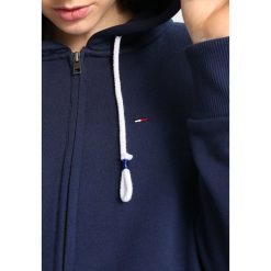Tommy Jeans ESSENTIAL ZIP HOODIE Bluza rozpinana black iris. Niebieskie kardigany damskie Tommy Jeans, xl, z bawełny. Za 399,00 zł.