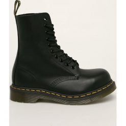 Dr. Martens - Workery skórzane. Czarne workery damskie Dr. Martens, ze skóry, z okrągłym noskiem, bez obcasa, na obcasie, na sznurówki. Za 759,90 zł.