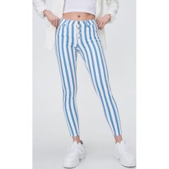 Spodnie skinny - Niebieski. Niebieskie spodnie damskie Sinsay, bez wzorów. W wyprzedaży za 29,99 zł.