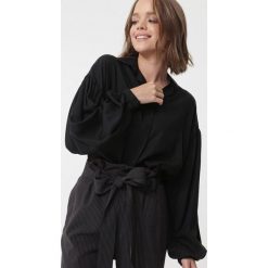 Czarna Koszula Aubrielle. Czarne bluzki damskie Born2be, s, bez wzorów, klasyczne, z klasycznym kołnierzykiem, bez rękawów. Za 119,99 zł.