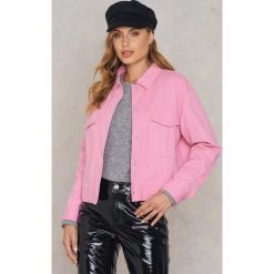 NA-KD Krótka kurtka bawełniana - Pink. Różowe kurtki damskie marki NA-KD, z bawełny. W wyprzedaży za 97,18 zł.
