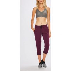 Under Armour - Spodnie. Fioletowe spodnie sportowe damskie marki Under Armour, s, z bawełny. W wyprzedaży za 159,90 zł.