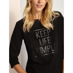 BLUZA NIEROZPINANA DAMSKA GŁADKA. Czarne bluzy damskie Top Secret, na zimę, z nadrukiem, z bawełny, bez rękawów, bez kaptura. W wyprzedaży za 39,99 zł.