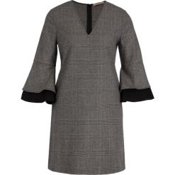 Sukienka codzienna TwinSet 192TT2447. Szare sukienki damskie Twinset, na co dzień, bez wzorów, z elastanu, bez kołnierzyka, bez rękawów, proste. W wyprzedaży za 489,00 zł.